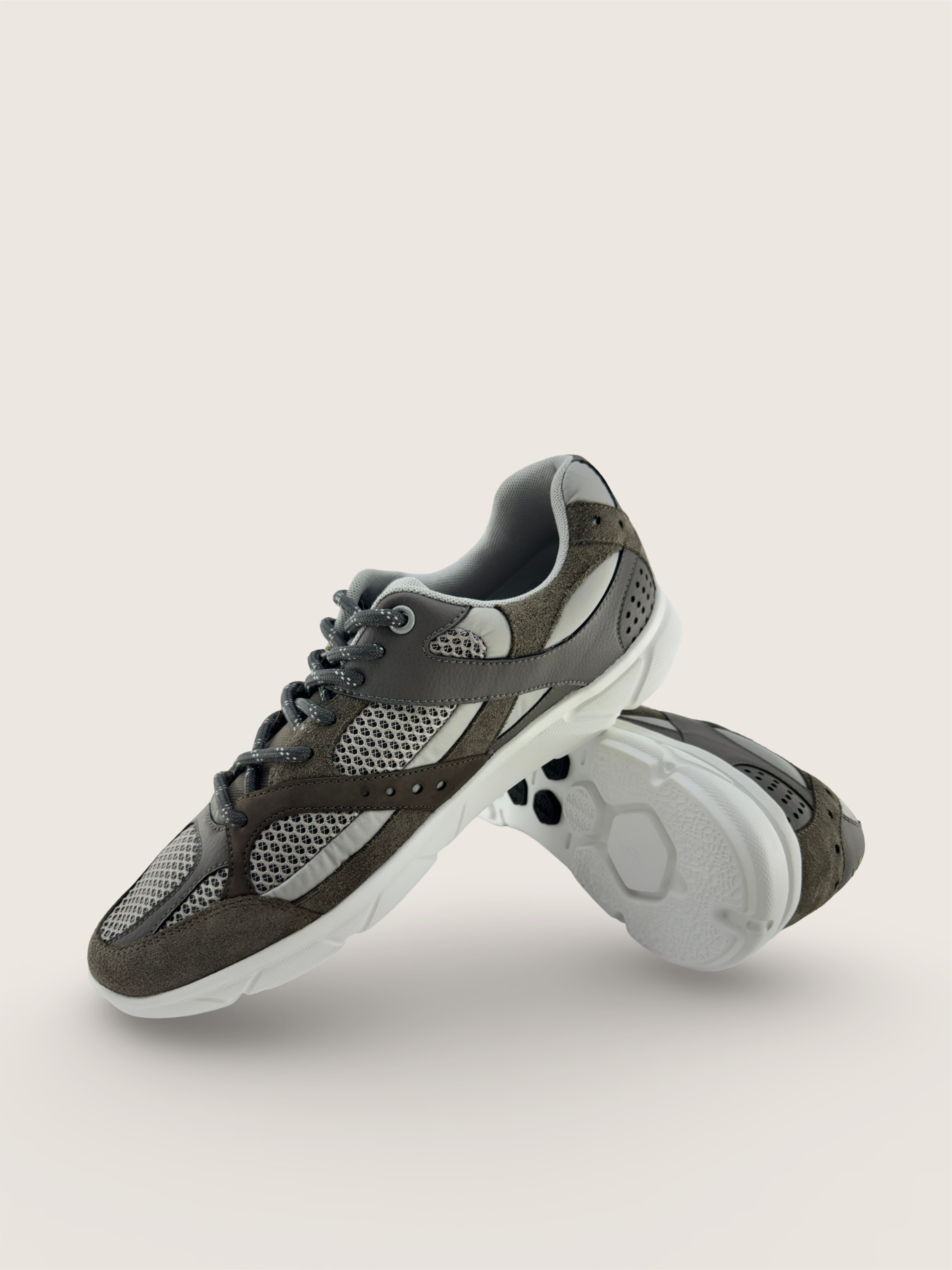 富士 Men's FUJI in charcoal grey leather nubuck with silver grey technical mesh panels